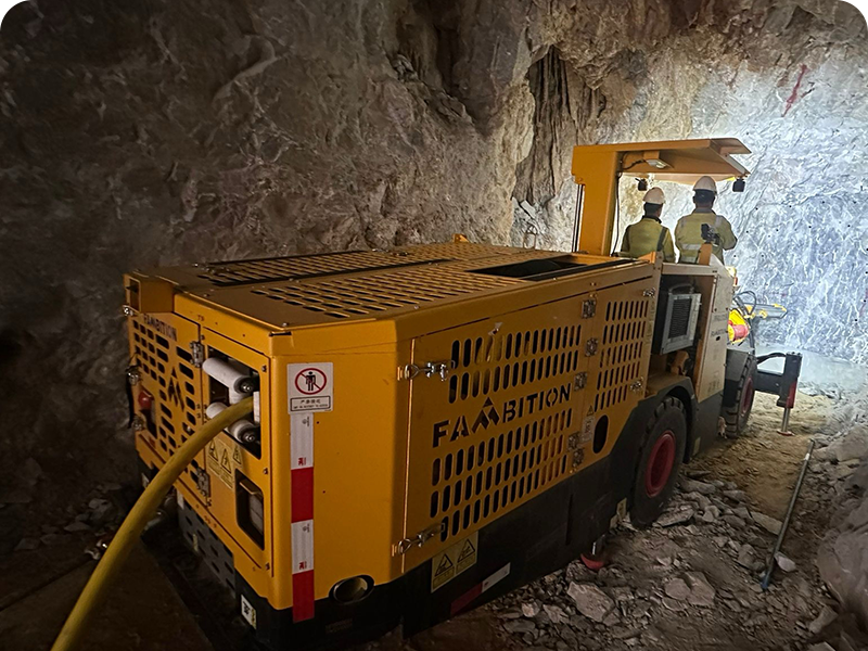 Jumbo de foraj subteran FAMBITION care operează la proiectul minier din Turcia